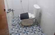 Toilet Kamar 7 Penginapan Cisaga Indah