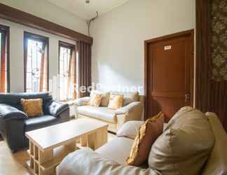 Lobi 2 The Doctor Guest House Syariah Mitra RedDoorz near Pakuwon Mall Yogyakarta