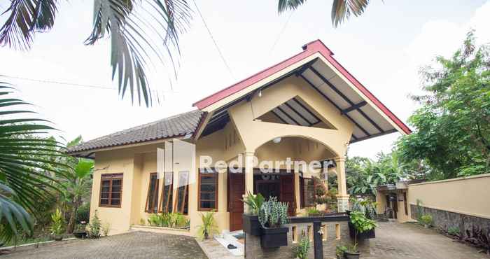 Bangunan The Doctor Guest House Syariah Mitra RedDoorz near Pakuwon Mall Yogyakarta