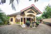 Bangunan The Doctor Guest House Syariah Mitra RedDoorz near Pakuwon Mall Yogyakarta