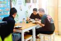 บาร์ คาเฟ่ และเลานจ์ Sikembar Hostel Dieng