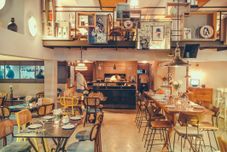 バー、カフェ、およびラウンジ Sacha's Hotel UNO