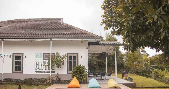 Kolam Renang Villa Sky - colorful sunset, camping vibe