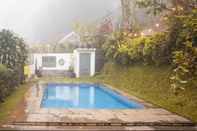 Kolam Renang Villa Memory - Modern white open kitchen