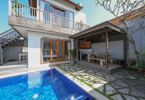 Swimming Pool Hoki Villa by Urbanview Villa