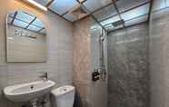 Toilet Kamar 4 The Jarrdin Apartment Hotels by Ironman