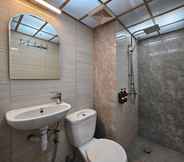 Toilet Kamar 4 The Jarrdin Apartment Hotels by Ironman
