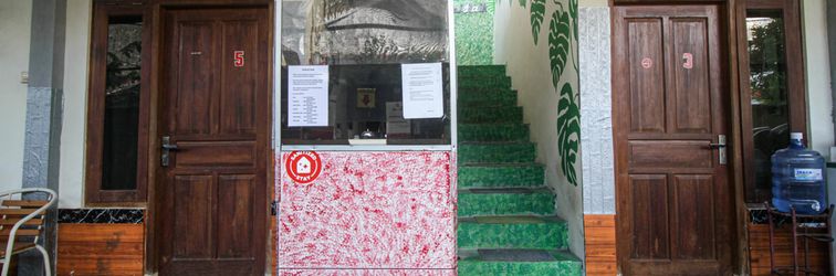 Lobby Capital O 2258 Santana Syariah Guest House