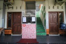 Lobby Capital O 2258 Santana Syariah Guest House