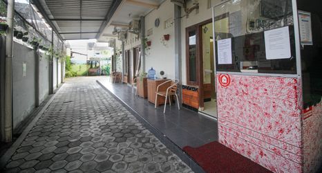 Lobby 2 Capital O 2258 Santana Syariah Guest House