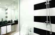 Toilet Kamar 5 One World One Home Naiharn Hotel