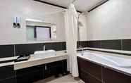 In-room Bathroom 7 Hoang Mai Hotel