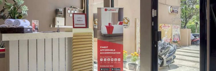 Lobby RedDoorz Hostel near Malang Train Station 3