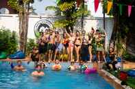 Kolam Renang Mad Monkey Hostel Siem Reap