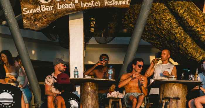 Bar, Cafe and Lounge Outpost Beach Hostel