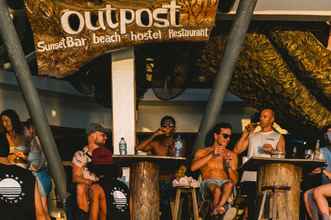 บาร์ คาเฟ่ และเลานจ์ 4 Outpost Beach Hostel