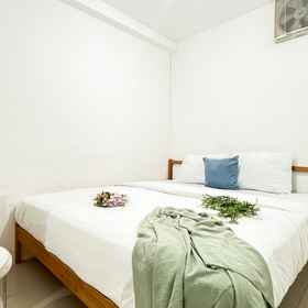 Bedroom 1 3BR ราคาดีที่สุดและอบอุ่นที่ Bassura City Cipinang Apartment By Travelio, โรงแรม & ที่พัก JakartaInsideCom