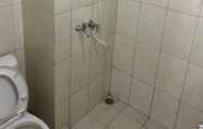 In-room Bathroom 2 Skyline Studio Apartment Springlake Summarecon Bekasi by MDN PRO