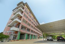 Exterior Chompoo Inn