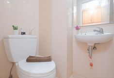 客房浴室 6 Comfy Studio Room Apartment at Gading Greenhill By Travelio