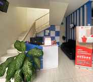 Lobby 3 RedDoorz Syariah @ Pahlawan Sidoarjo