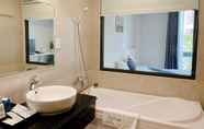 Toilet Kamar 7 Ballantine Hotel