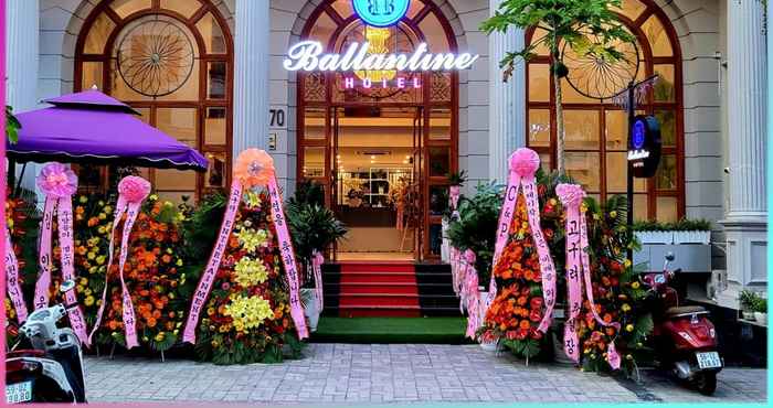 Bên ngoài Ballantine Hotel