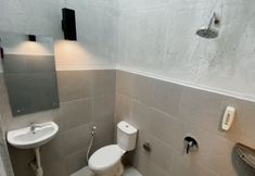 In-room Bathroom 7 Escotel Tempekan Guest House
