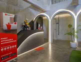 Lobby 2 RedDoorz Plus near Kawasan Sam Poo Kong Semarang