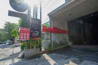 Exterior RedDoorz Plus near Kawasan Sam Poo Kong Semarang