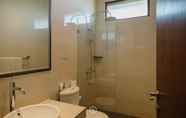 Toilet Kamar 6 7 BR Hill View Villa with a private pool 3