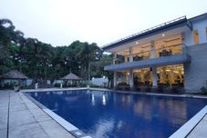 สระว่ายน้ำ Grand Arjuna Hotel