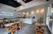 Bar, Cafe and Lounge 2 Harvest Hotel Purwodadi