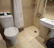 Toilet Kamar 5 Studio18 @Elpis Resident Kemayoran Sunrise View (Min Stay 3 Nights)