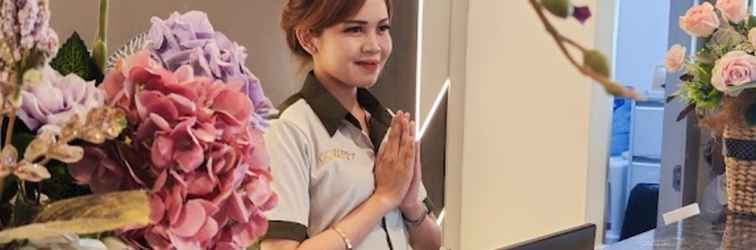 Sảnh chờ Cozzy Stay Hotel Semarang by Sinergi