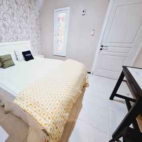 Bedroom1Urbanview Roemah Tanjung Blitar,Blitar Ettawa Goat Centre飯店