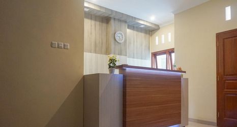 Sảnh chờ 2 RedDoorz Plus @ Karangploso