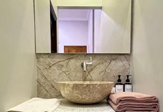 Toilet Kamar 4 OKU Guest House & Cafe