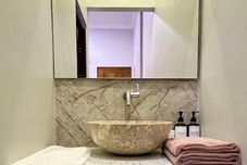 Toilet Kamar OKU Guest House & Cafe