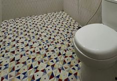 Toilet Kamar 5 OKU Guest House & Cafe