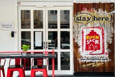 外部的 Rucksack Inn Temple Street