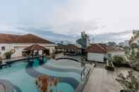 Swimming Pool Arion Suites Hotel Bandung