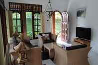 Bar, Kafe, dan Lounge Villa Keyani