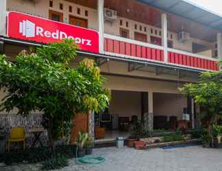 Bangunan 2 RedDoorz Syariah near Flyover Palur