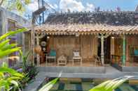 Kolam Renang TwoSpaces Living at Kayu Beach Villa