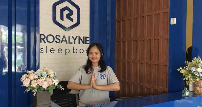 Lobi Rosalyne Sleepbox Stasiun Tugu