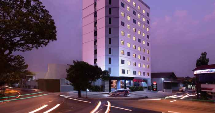 Luar Bangunan Hotel Neo Gading Solo