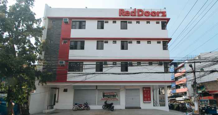 Exterior RedDoorz near UST Sampaloc Manila