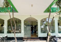 Exterior 3 Global Inn Syariah Mitra RedDoorz near Juanda T1 Airport