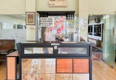 Lobby 7 Global Inn Syariah Mitra RedDoorz near Juanda T1 Airport